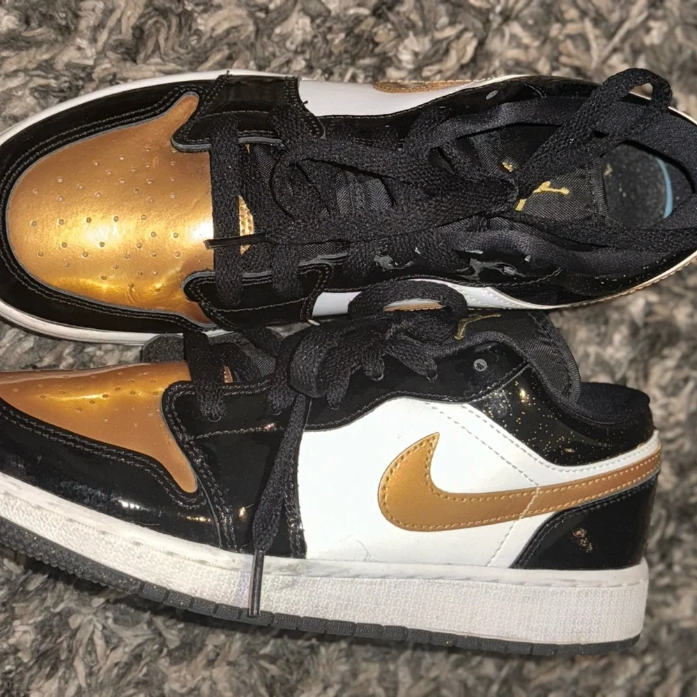 Nike AIR JORDAN 1 LOW SE 'GOLD TOE' Black and Gold Sneakers